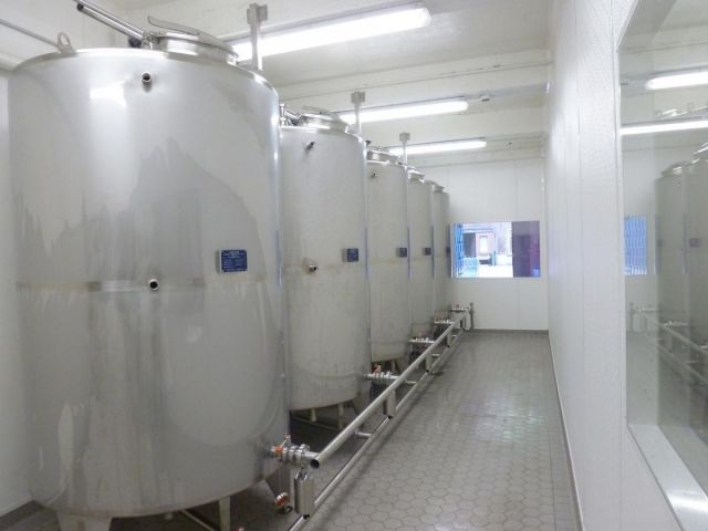 Project 4 x 3m³; simple paroi & 14 x 69m³ AISI 304; echangeur thermique; isolées; pression