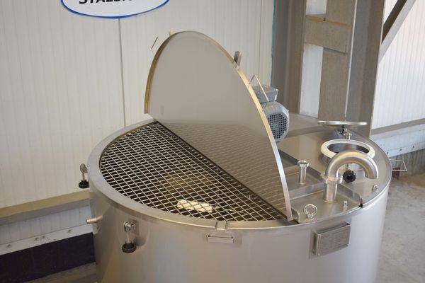 2 x 200L stainless-steel single skin mixing tanks and 1 x 1470L stainless-steel mixing tank with heat-exchanger and insulation mengtank