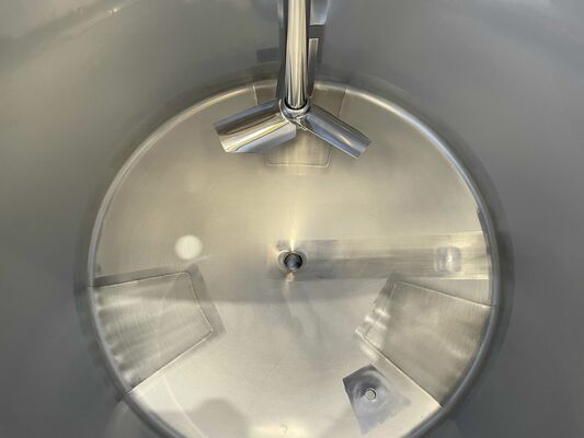 1 x Neuer vertikaler 300-Liter-Edelstahl-Mischbehälter aus AISI316L.  1 x Neuer vertikaler 500-Liter Edelstahl Lagertank aus AISI316L.