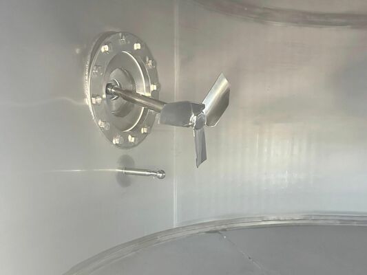 3 x vertikale gebrauchte Mischbehälter à 31.000 L aus Edelstahl AISI 304L