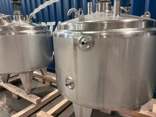 4 x cuves neuves de mélange verticales ave une capacité de 1.000L en acier inoxydable AISI316L.