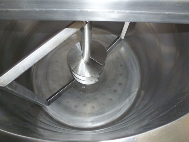 2 x 500L & 1 x 250L AISI 304; cuve de mélange du chocolat; echangeur thérmique; isoliert; agitateur type cadre