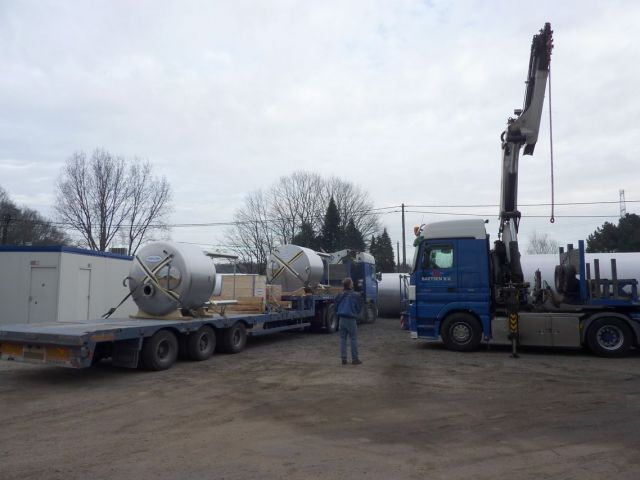 1 x 3.500L - 29 US bbl - 924 US gal & 1 x 3.800L - 31 US bbl - 1.000 US gal AISI 304; stainless-steel storage tanks; single skin; vertical