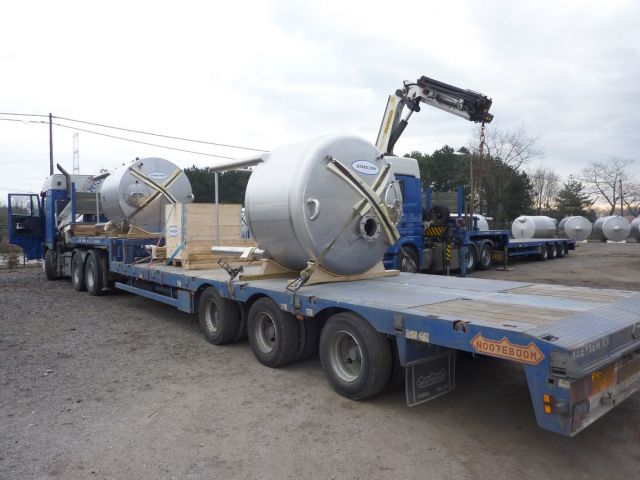 1 x 3.500L - 29 US bbl - 924 US gal & 1 x 3.800L - 31 US bbl - 1.000 US gal AISI 304; stainless-steel storage tanks; single skin; vertical