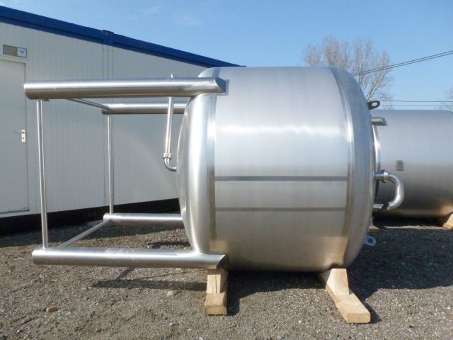 1 x 3.500L - 29 US bbl - 924 US gal & 1 x 3.800L - 31 US bbl - 1.000 US gal AISI 304; stainless-steel storage tanks; single skin; vertical