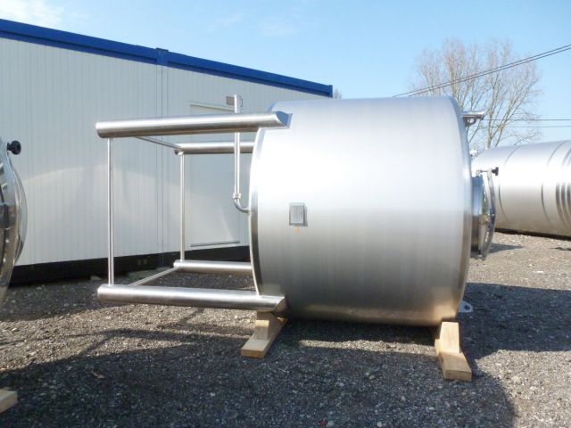 1 x 3.500L - 29 US bbl - 924 US gal & 1 x 3.800L - 31 US bbl - 1.000 US gal AISI 304; stainless-steel storage tanks; single skin; vertical