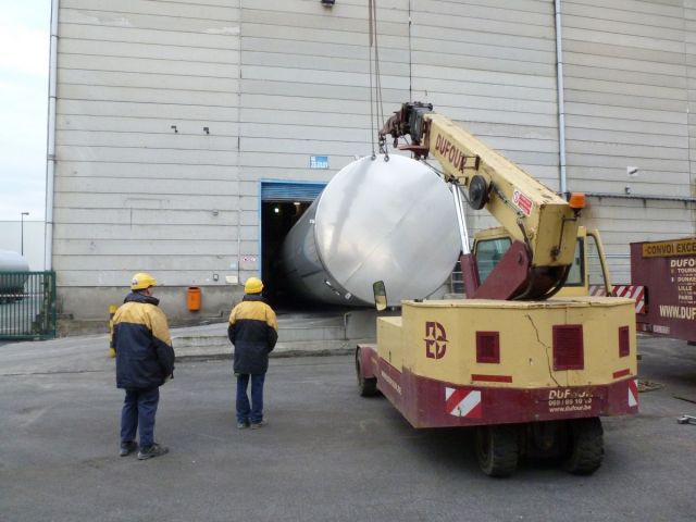 2 x 105 m³ AISI316L; cuves de stockage inoxydable; simple paroi, vertical, fond plat, echangeur thérmique