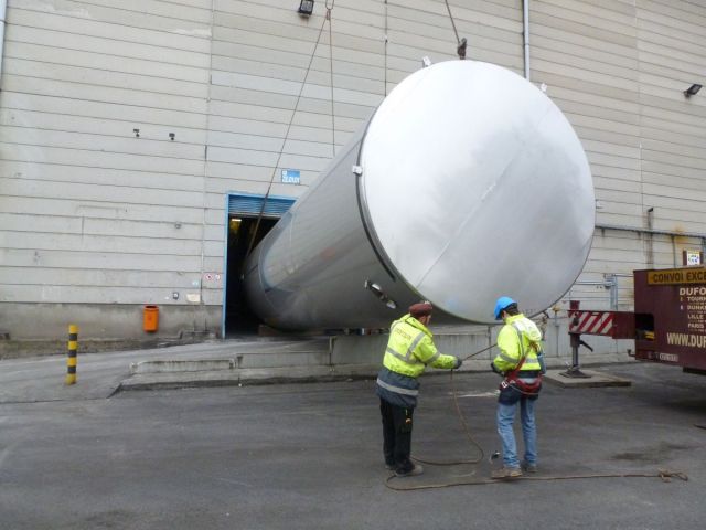 2 x 105 m³ AISI316L; cuves de stockage inoxydable; simple paroi, vertical, fond plat, echangeur thérmique