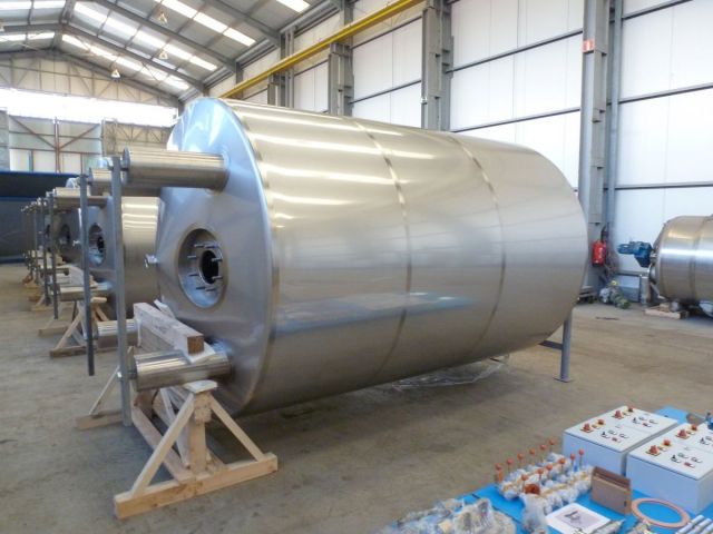 4 x 14m³ AISI304 BBT cuves pour bier sous pression; isolées, vertical; echangeur thérmique