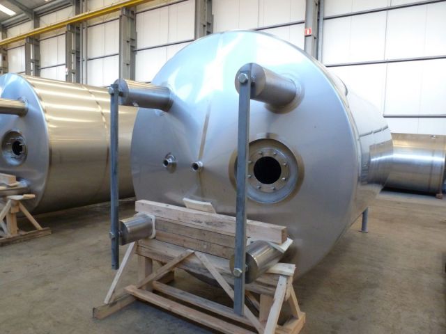 4 x 14m³ AISI304 BBT cuves pour bier sous pression; isolées, vertical; echangeur thérmique