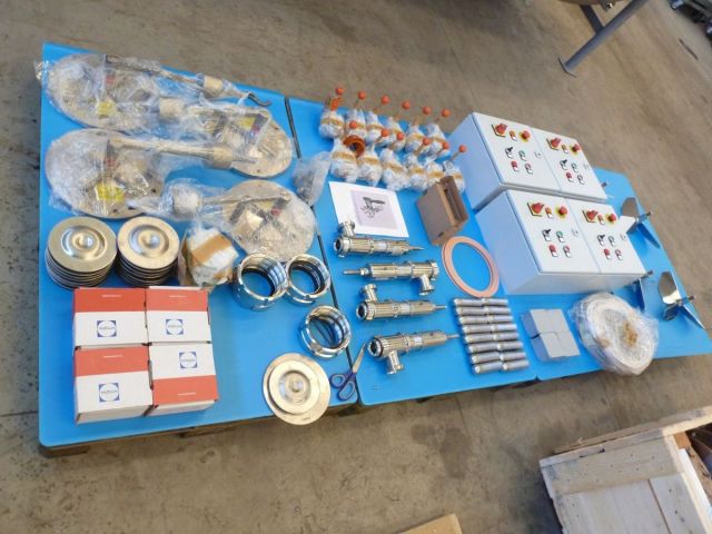 4 x 14m³ AISI304 BBT cuves pour bier sous pression; isolées, vertical; echangeur thérmique