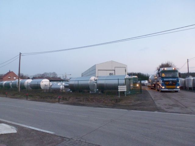 4 x 14m³ AISI304 BBT cuves pour bier sous pression; isolées, vertical; echangeur thérmique