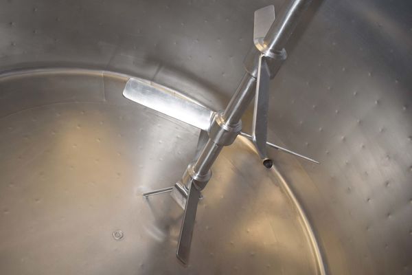 2 x 200L stainless-steel single skin mixing tanks and 1 x 1470L stainless-steel mixing tank with heat-exchanger and insulation mengtank