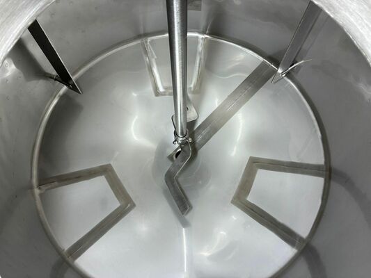 4 x cuves neuves de mélange verticales ave une capacité de 1.000L en acier inoxydable AISI316L.