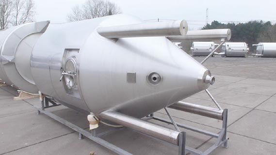 2 x 15.000L - 126 US bbl - 3.960 US gal AISI304; single jacket; vertical; heat-exchanger & 1 x 9.000L - 75 US bbl - 2.377 US gal AISI304; CCT fermenter; insulated; vertical; 3 barg; heat-exchanger