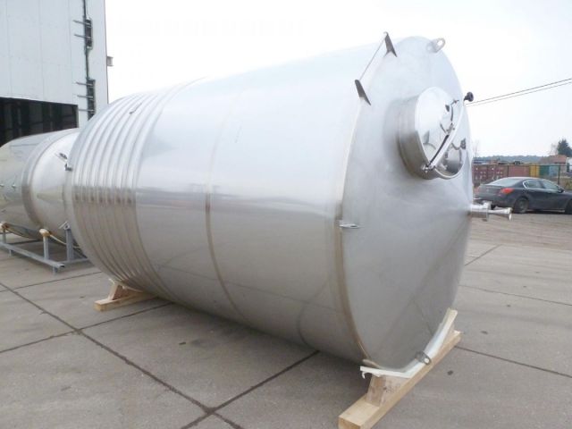2 x 15.000L - 126 US bbl - 3.960 US gal AISI304; single jacket; vertical; heat-exchanger & 1 x 9.000L - 75 US bbl - 2.377 US gal AISI304; CCT fermenter; insulated; vertical; 3 barg; heat-exchanger