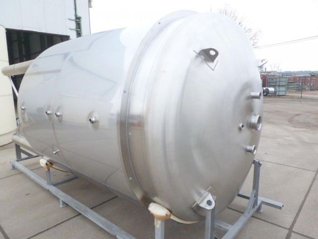 2 x 15.000L - 126 US bbl - 3.960 US gal AISI304; single jacket; vertical; heat-exchanger & 1 x 9.000L - 75 US bbl - 2.377 US gal AISI304; CCT fermenter; insulated; vertical; 3 barg; heat-exchanger