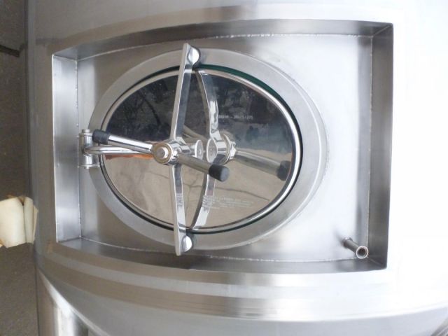 2 x 15.000L - 126 US bbl - 3.960 US gal AISI304; single jacket; vertical; heat-exchanger & 1 x 9.000L - 75 US bbl - 2.377 US gal AISI304; CCT fermenter; insulated; vertical; 3 barg; heat-exchanger