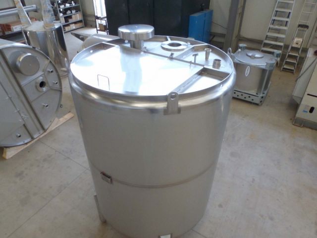 1 x 3.500L - 30 US bbl - 924 US gal AISI316L & 1 x 6.800L - 57 US bbl - 1.796 US gal  AISI316L; Stainless-steel storage tanks; single skin; vertical