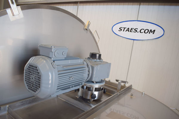 2 x 200L stainless-steel single skin mixing tanks and 1 x 1470L stainless-steel mixing tank with heat-exchanger and insulation mengtank