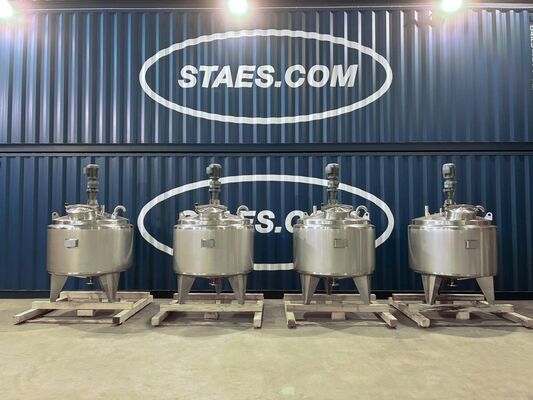 4 x cuves neuves de mélange verticales ave une capacité de 1.000L en acier inoxydable AISI316L.