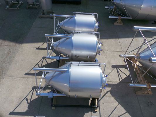 3 x 1.445L AISI304; CCT bier fermentatie tanks; 0.2 bar