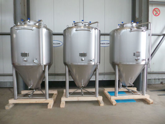 OR160743 - Brouwerij: 3 x 1.350L AISI304; CCT bier fermentatie tanks; 0.5 bar