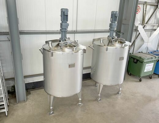 2 x New 2.500L stainless-steel AISI316L vertical mixing tanks.
