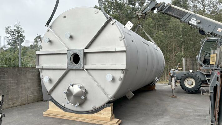 2 x Brand new 61.000L stainless-steel AISI316L vertical storage tanks.