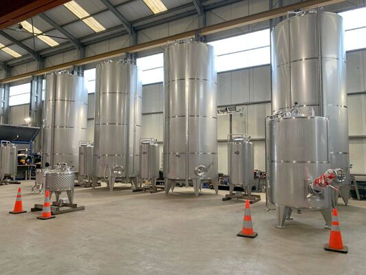 4 x Nieuwe roestvrijstalen verticale mengtank van 26.000L in AISI316L