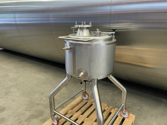 1 x New 150L stainless-steel AISI316L vertical mixing tank.