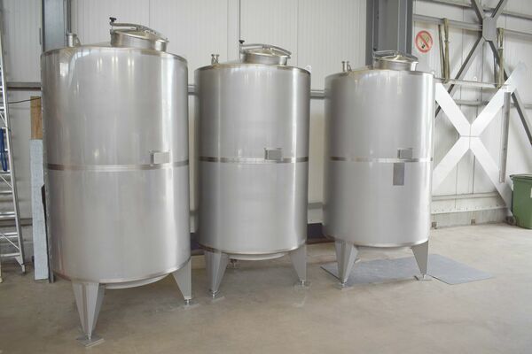3 x Nieuwe roestvrijstalen verticale opslagtanks van 3.200L in AISI316L