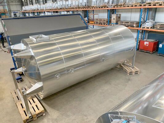 2 x neue vertikale Lagertanks aus Edelstahl mit 26.000L aus AISI304L.