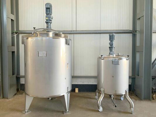 1 x Nieuwe roestvrijstalen verticale mengtank van 2.500L in AISI316L 1 x Nieuwe roestvrijstalen verticale mengtank van 750L in AISI316L