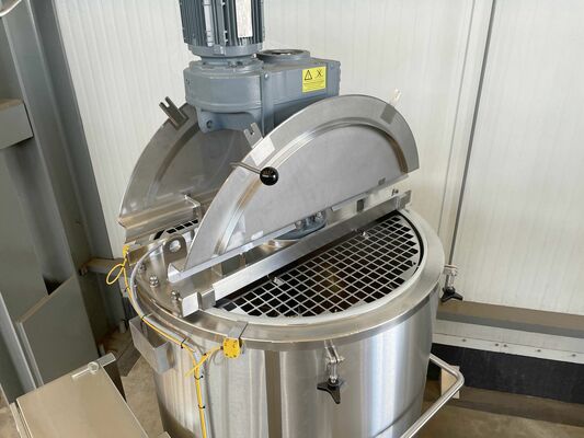 2 x cuves neuves de mélange verticales ave une capacité de 750L en acier inoxydable AISI316L.