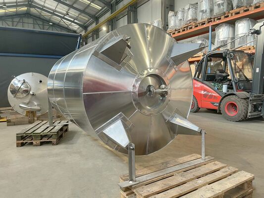 1 x Neuer vertikaler 5.200L Edelstahl AISI304L Lagertanks