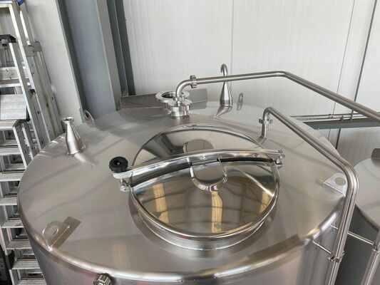 2 x Nieuwe roestvrijstalen verticale mengtanks van 5.200L in AISI304L 1 x Nieuwe roestvrijstalen verticale mengtank van 3.200L in AISI304L 1 x Nieuwe roestvrijstalen verticale mengtank van 2.000L in AISI304L