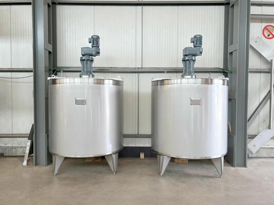 2 x cuves neuves de mélange verticales ave une capacité de 3.300L en acier inoxydable AISI316L.