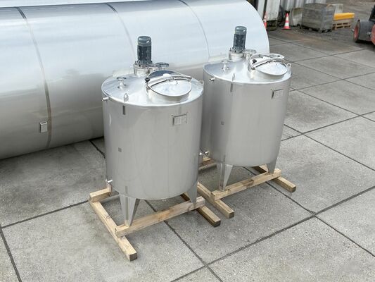 2 x cuves neuves de mélange verticales ave une capacité de 1.760L en acier inoxydable AISI316L.