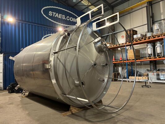 2 x cuves neuves verticales 30.400L en acier inoxydable AISI316L.