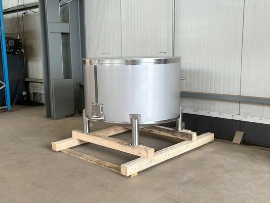 1 x Nieuwe roestvrijstalen verticale opslagtank van 1.050L in AISI316L