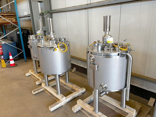 3 x Nieuwe roestvrijstalen verticale mengtanks van 300L in AISI316L