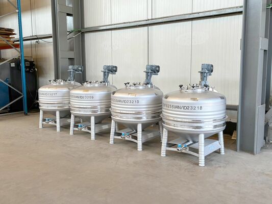 4 x Nieuwe roestvrijstalen verticale mengtanks van 850L in AISI304L