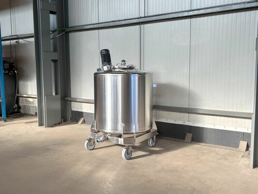 1 x Second hand new 1000L stainless-steel AISI304L vertical mixing tank.
