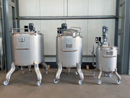 1 x Nouvelle cuve de mélange verticale en acier inoxydable de 300 L en AISI 316L. 1 x Nouvelle cuve de mélange verticale en acier inoxydable de 830 L en AISI 316L. 1 x Nouvelle cuve de mélange verticale en acier inoxydable de 1000 L en AISI 316L.