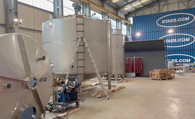 1 x cuve de mélange d'occasion inox verticale de 30.000L en inoxydable AISI 304L