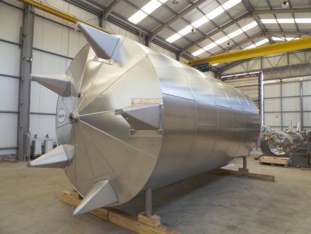 1 x 40m³ AISI304L; geisoleerd, vertikaal; conisch op poten; roestvrijstalen opslagtank