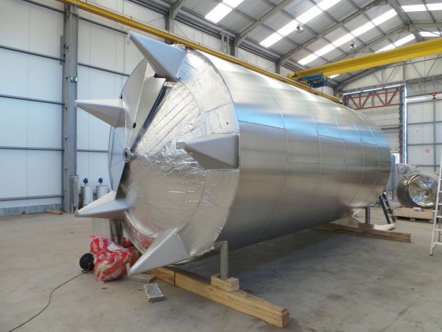 1 x 40m³ AISI304L; geisoleerd, vertikaal; conisch op poten; roestvrijstalen opslagtank