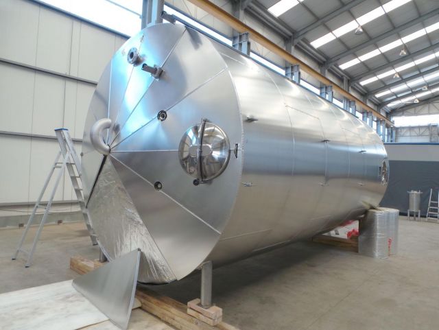 1 x 40m³ AISI304L; geisoleerd, vertikaal; conisch op poten; roestvrijstalen opslagtank