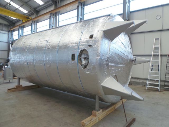 1 x 40m³ AISI304L; geisoleerd, vertikaal; conisch op poten; roestvrijstalen opslagtank